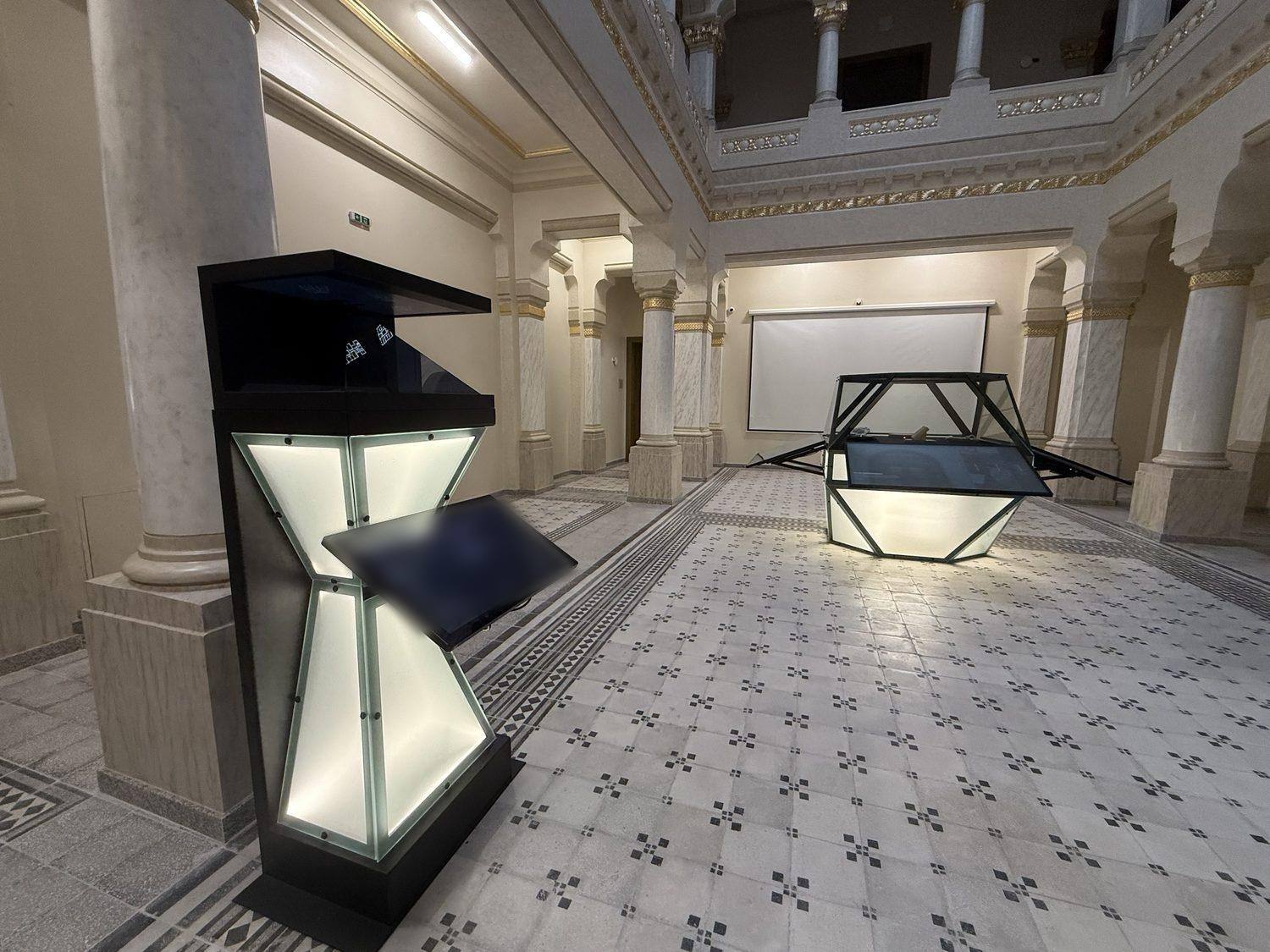 Hologramă interactivă și vitrina tetravalentă în aulă