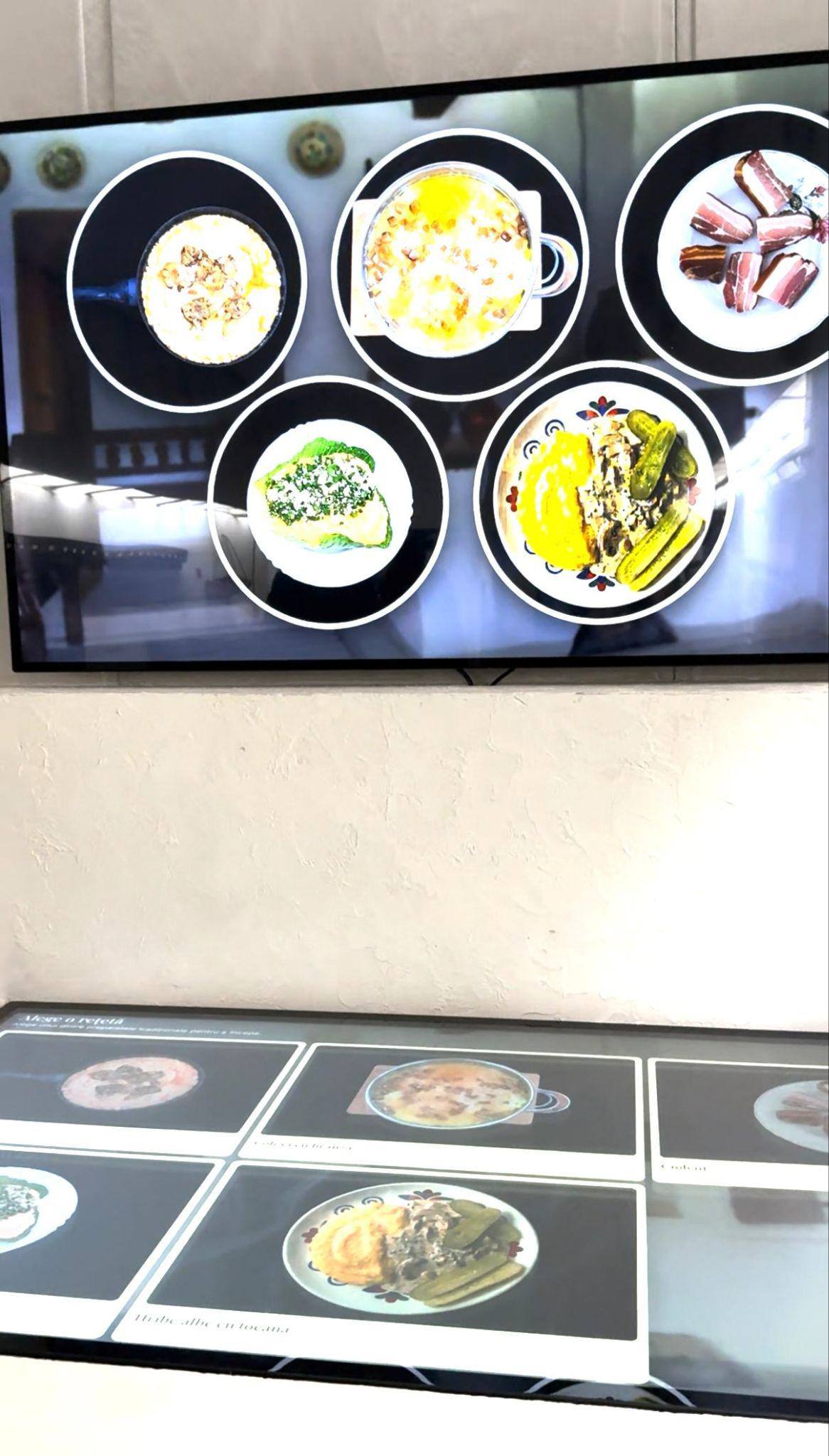 Ecranul mural cu rețete și plita tactilă
