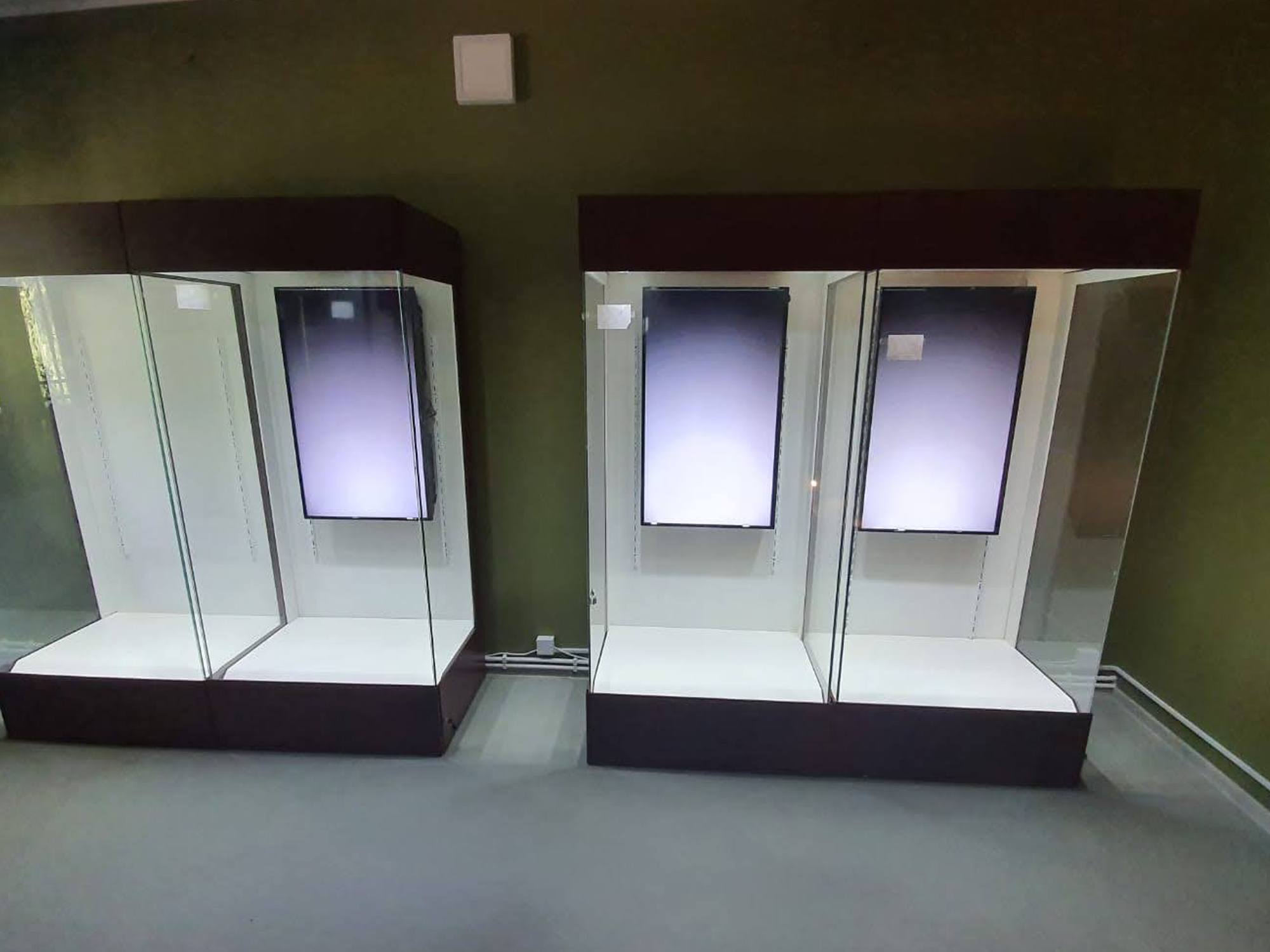 Vitrine media cu ecrane verticale în spatele exponatelor