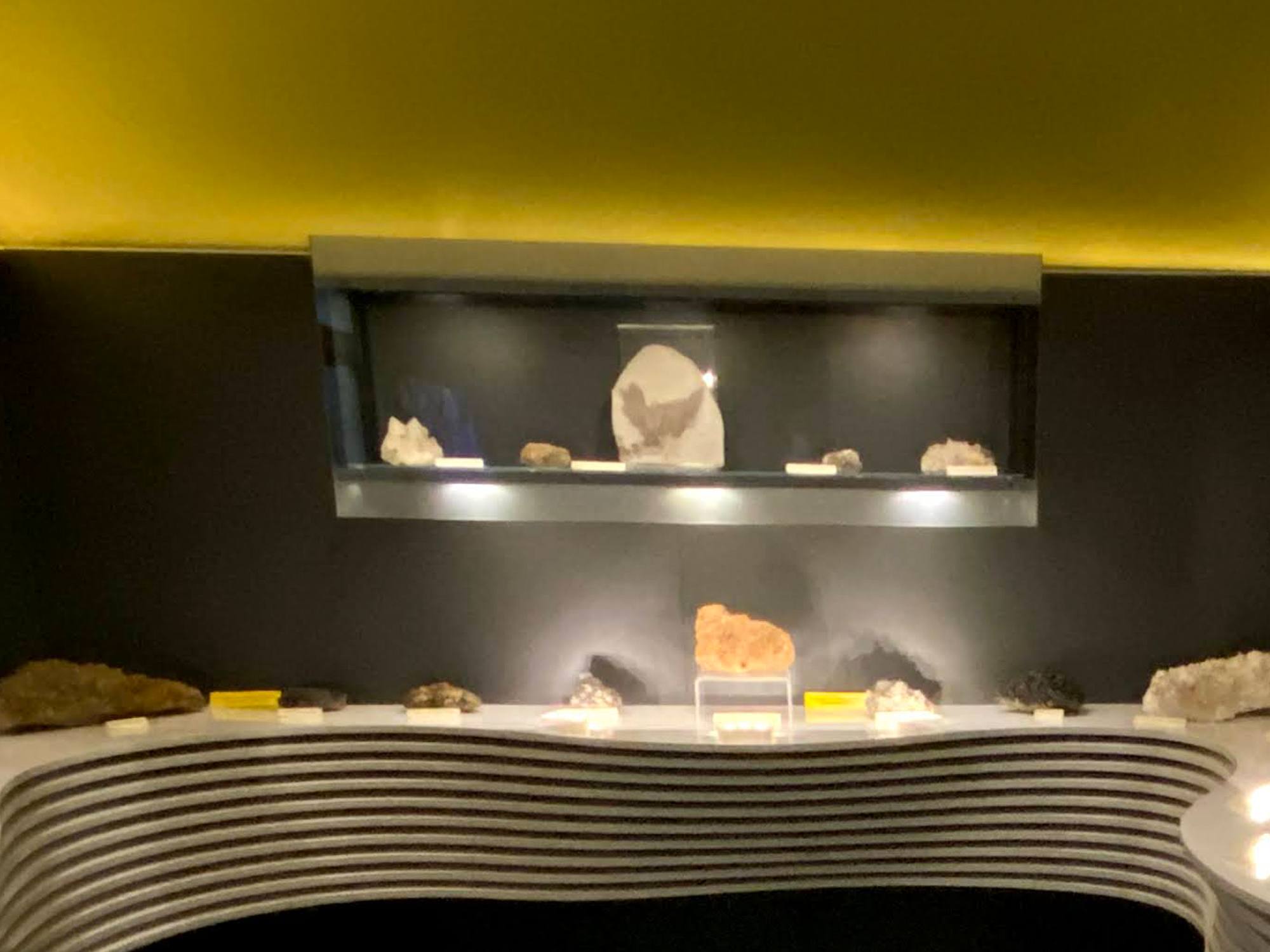 Detaliu al iluminării LED într-o vitrină suspendată