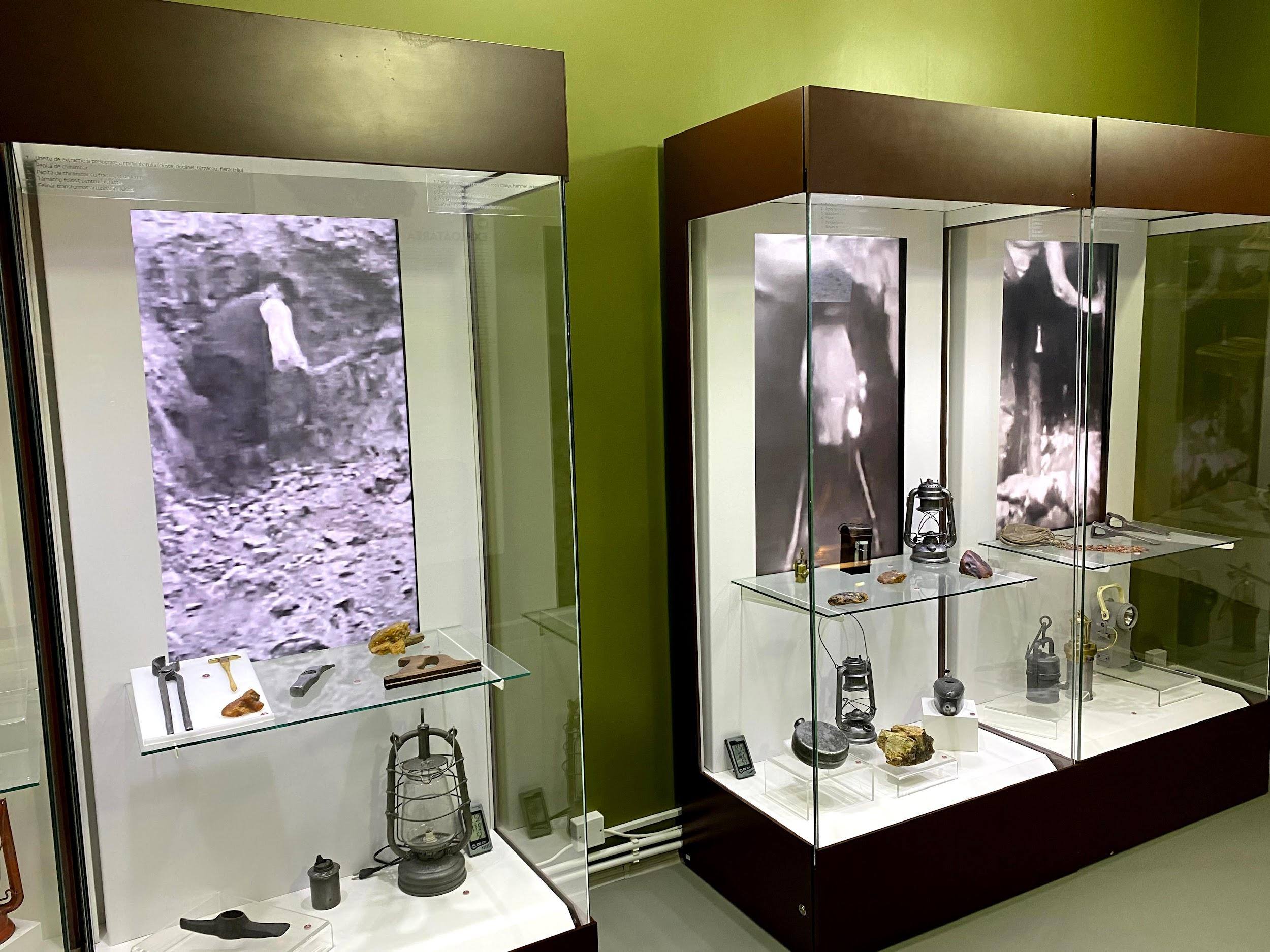 Vitrine media cu display în spatele exponatelor